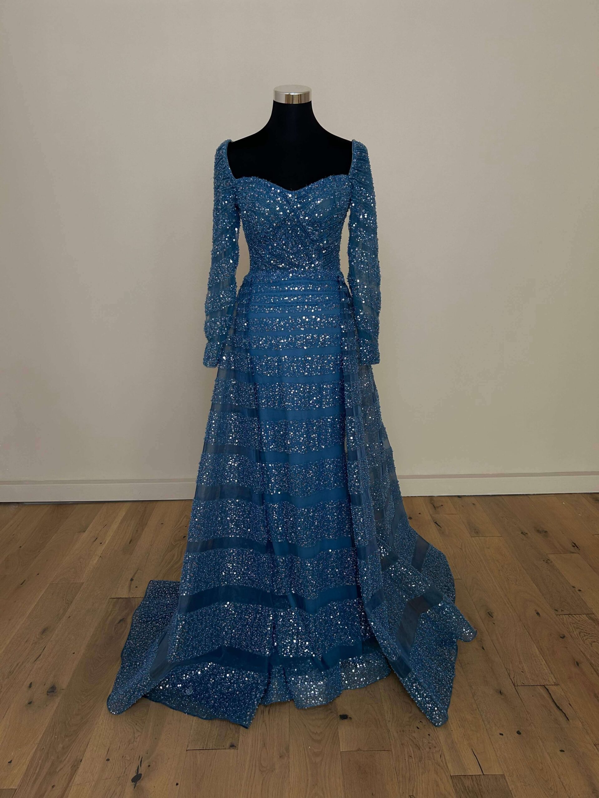 Robe de soirée bleue à paillettes style Cendrillon