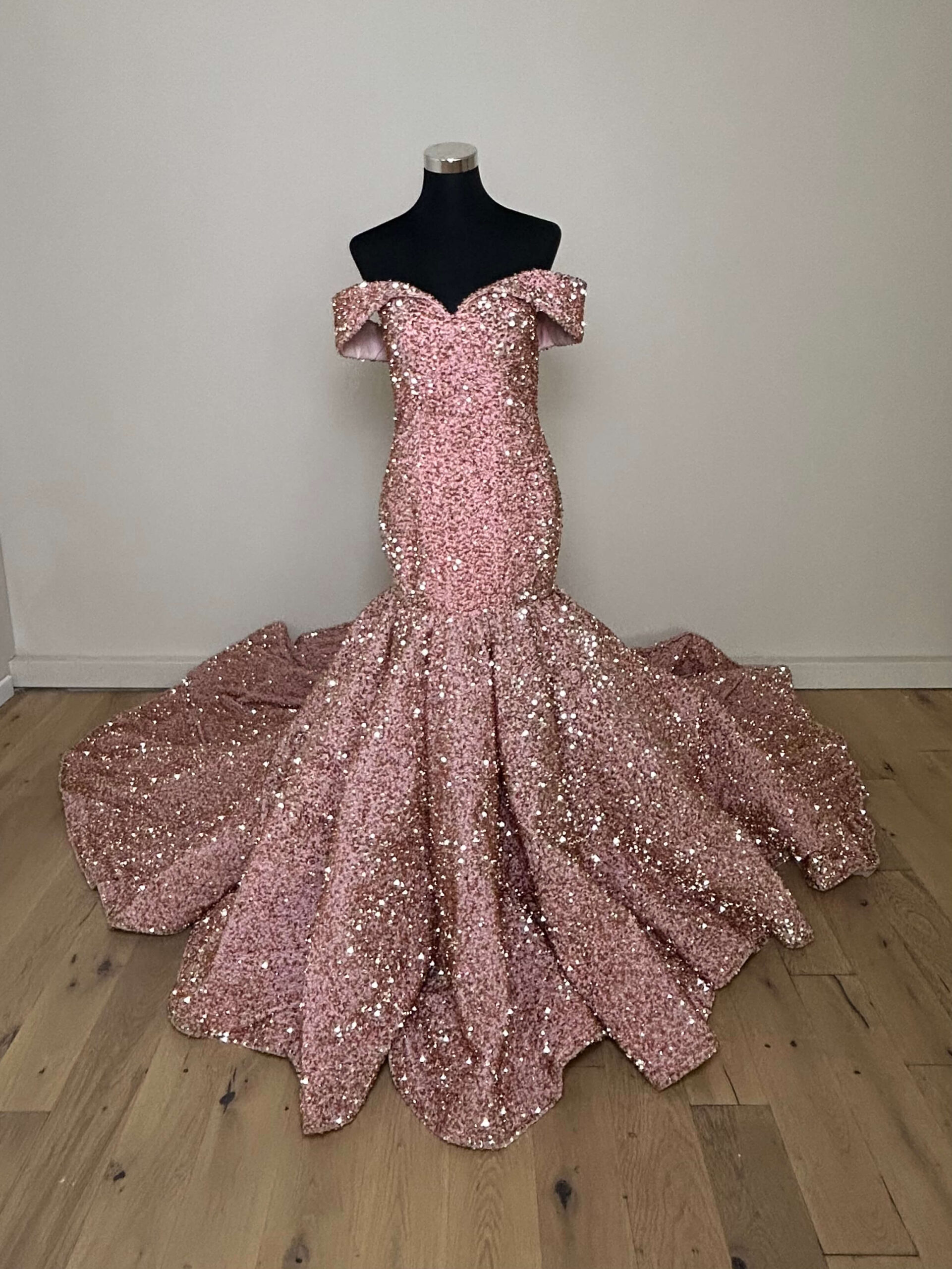 Robe de soirée sirène, rose à paillettes et col bateau